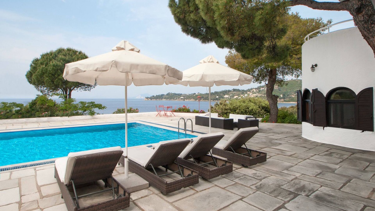 Kanapitsa Villa | A large luxury villa, with guest house, pool and private beach
