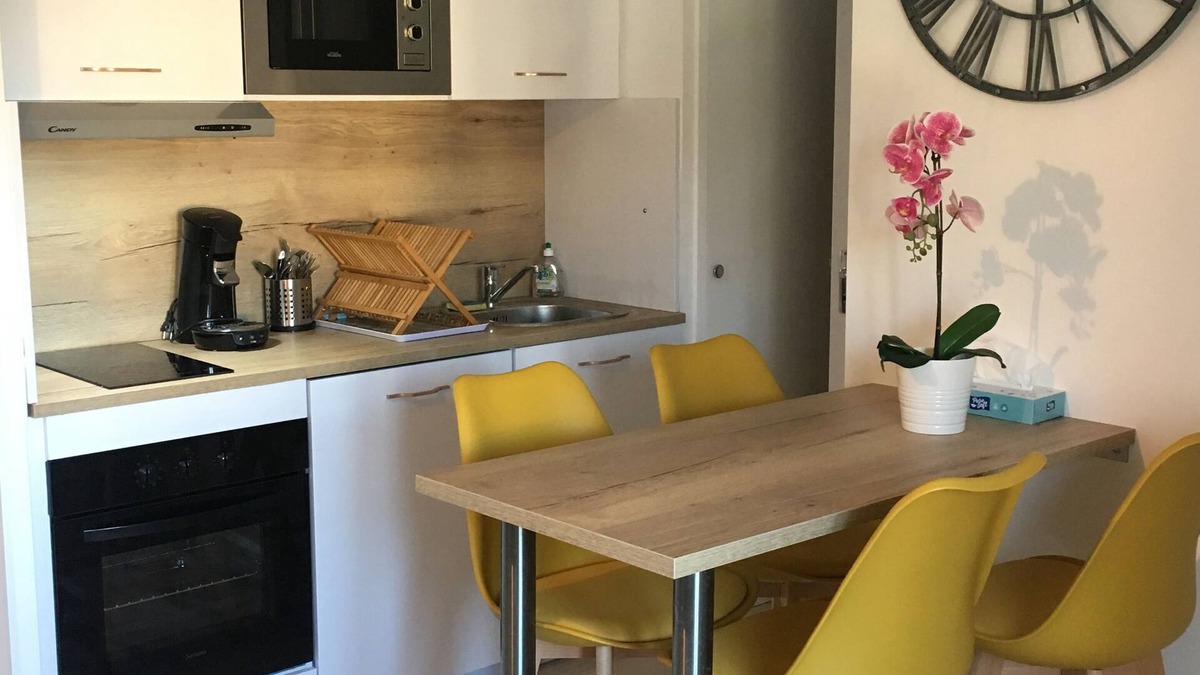 Sainte-Therese-Demi-Lune House | A little corner of paradise in downtown Caen