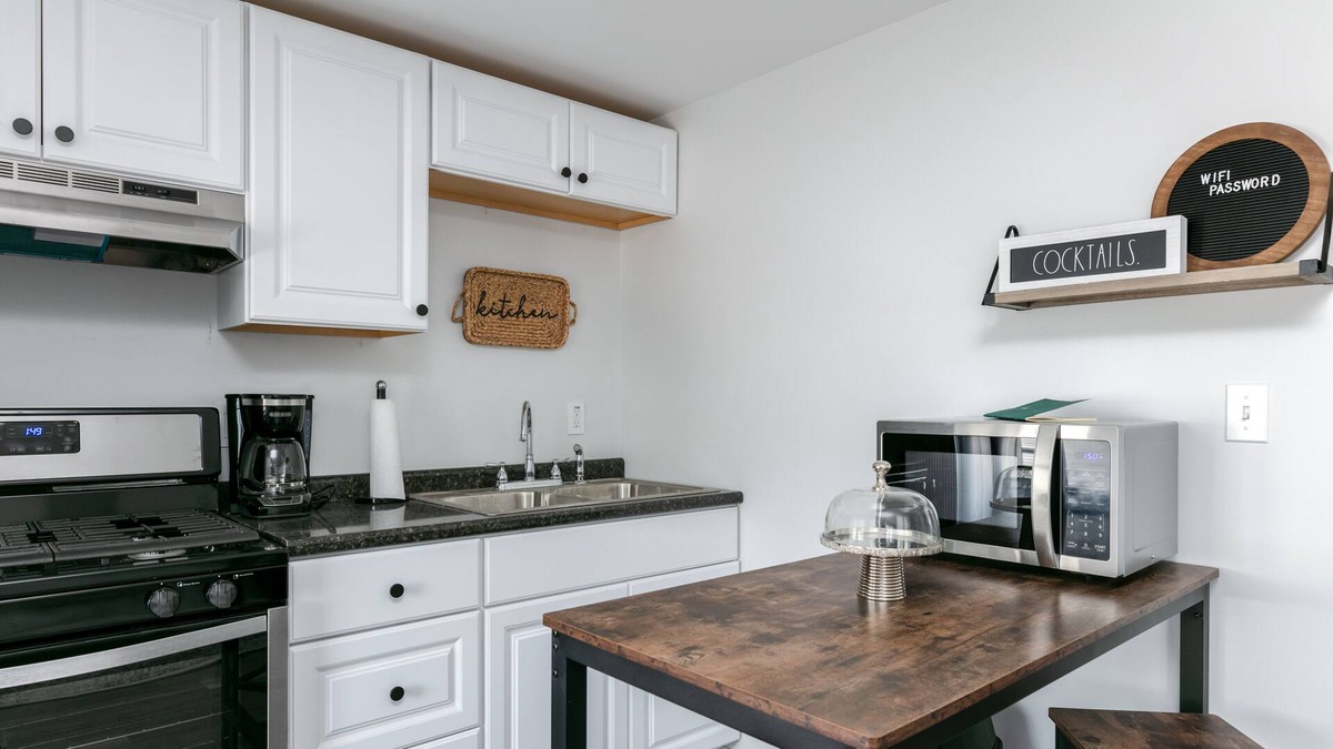 Elkland Apartment | A Little Piece of Main Street 1 - Stylish Getaway