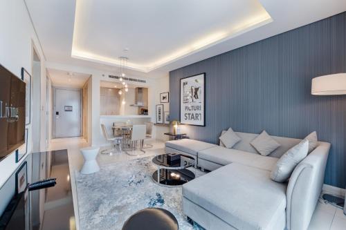 Business Bay Apartment | A Living Modern 1BR Apartment in Paramount tower -2203D