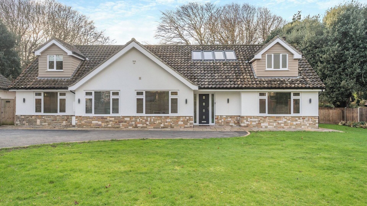 Overstrand Cottage | A lovely high-end property with five bedrooms and four bathrooms.