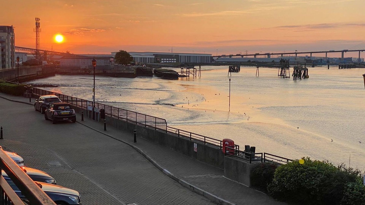 Greenhithe Cottage | A lovely spacious townhouse with balcony and spectacular views of the River Thames.