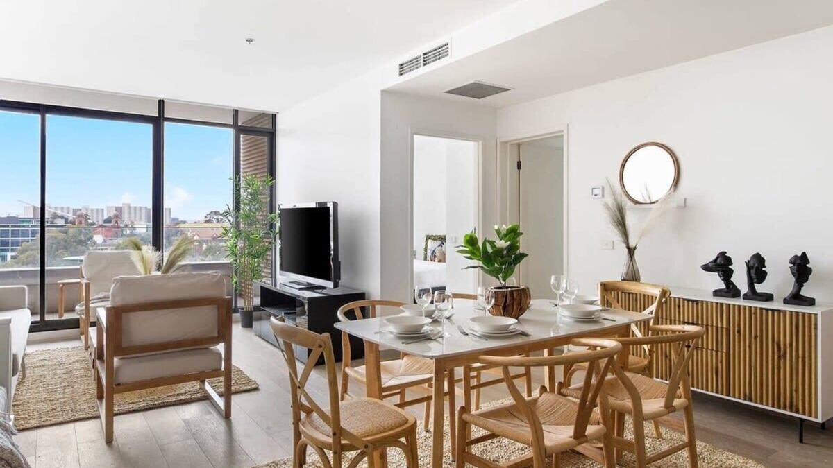 Carlton South Apartment | A Lux 2BR Apt Next to Melbourne Uni, FREE Parking