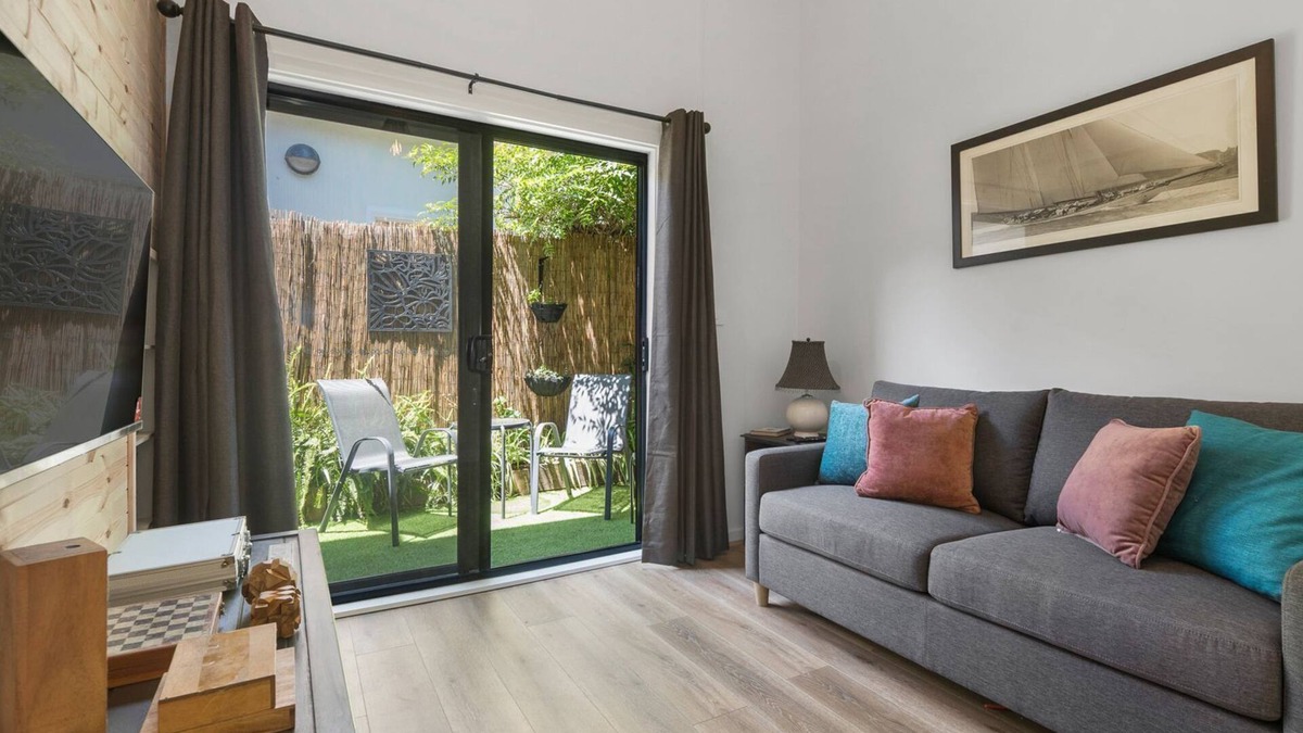 Mornington Apartment | A luxurious apartment right near the seaside!