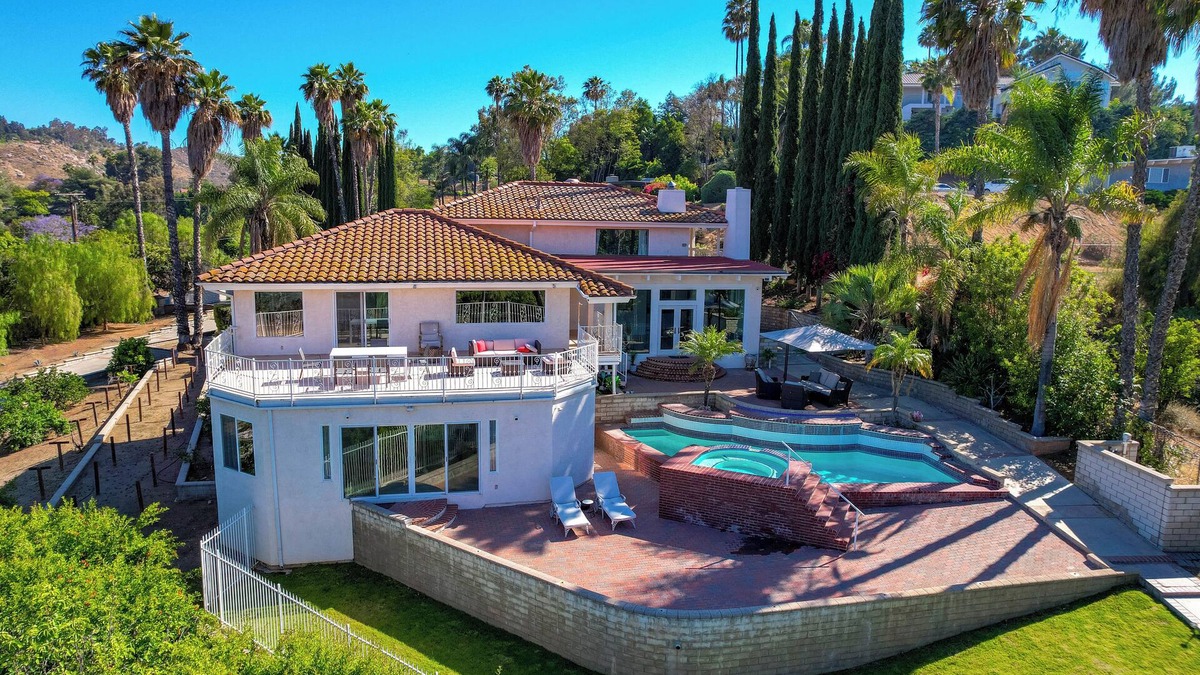 Riverside House | A Luxurious Getaway with Stunning Views