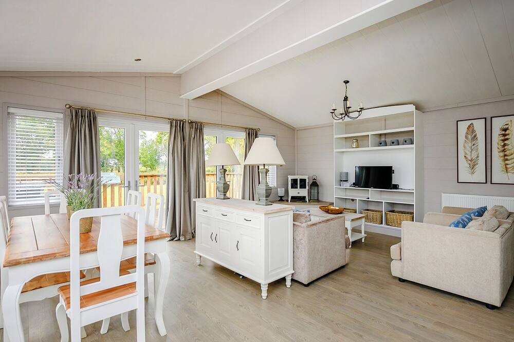 Bury St Edmunds Ski Chalet | A luxurious lodge with one master double with en suite shower room.
