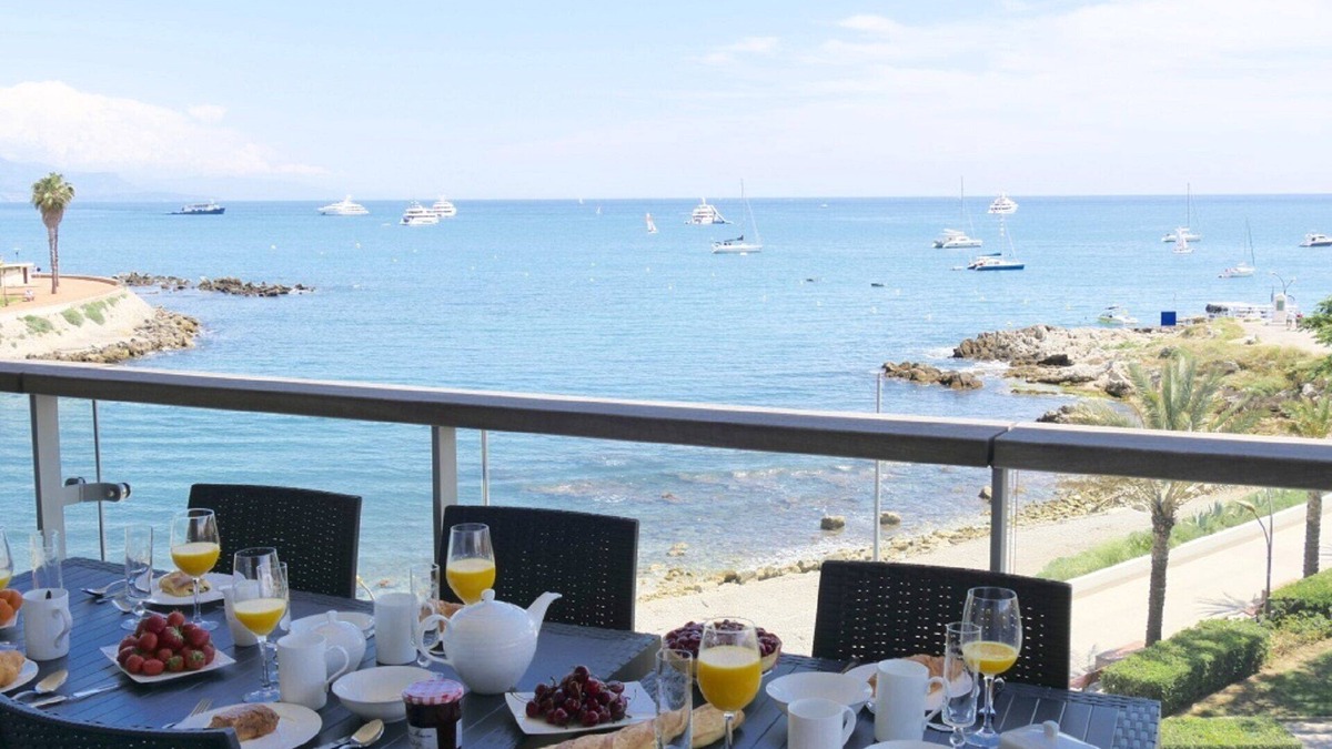 Antibes City Centre Apartment | A luxury apartment with stunning views over the bay of Antibes