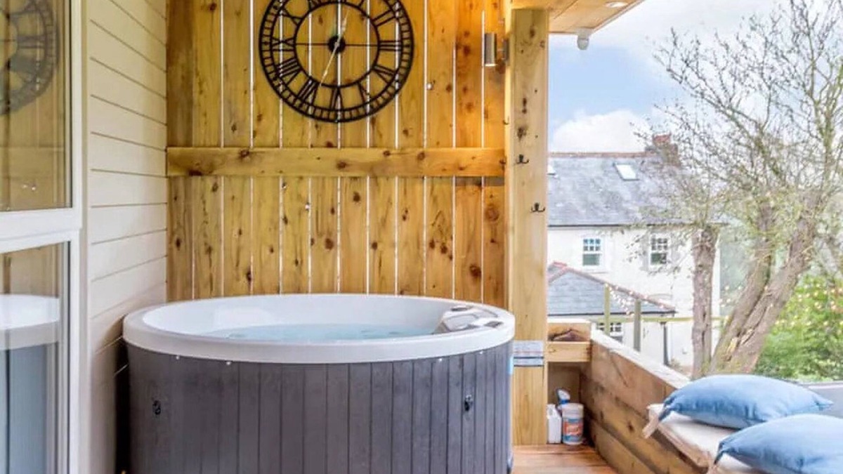 Littlebredy Cabin | A luxury garden lodge with HOT-TUB, sun terrace - sleeps up to 7 guests
