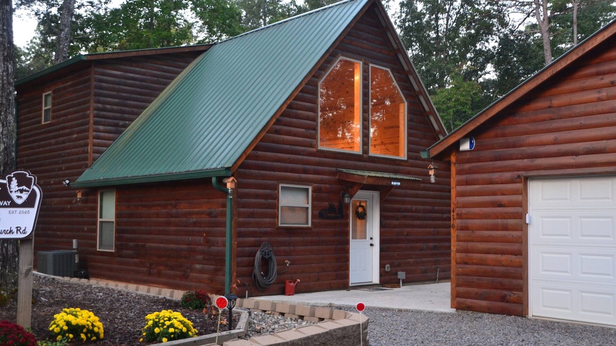 Unaka Cabin | A Majestic Mountain Getaway, Walk to Lake Hiwassee