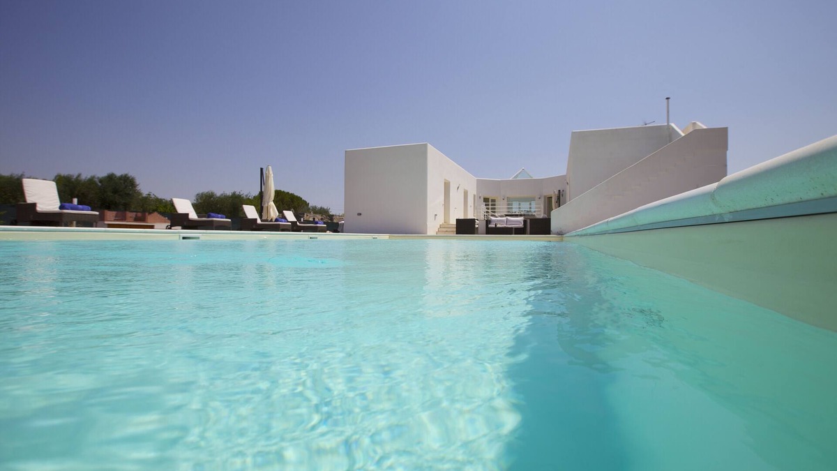 Sava Villa | A modern villa set between Sava and Campomarino in a peaceful private setting.