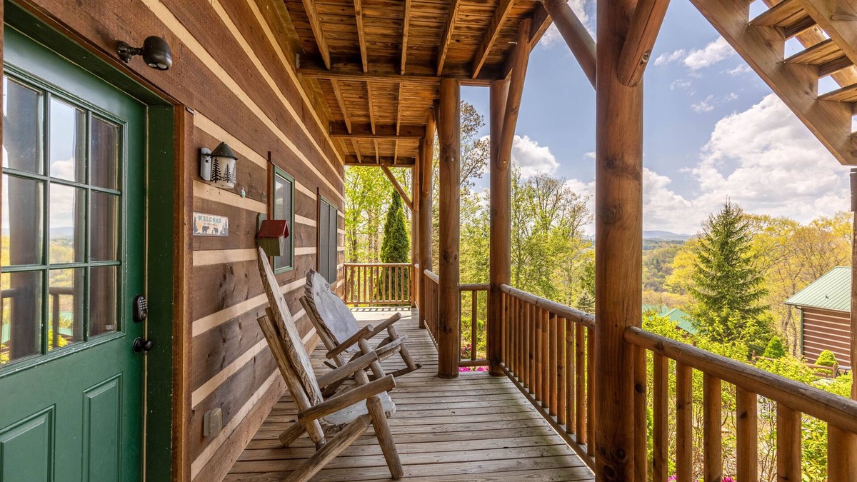 Boone Cabin | A Moon River View - Hot Tub - Playground - Pool Table - Walk to New