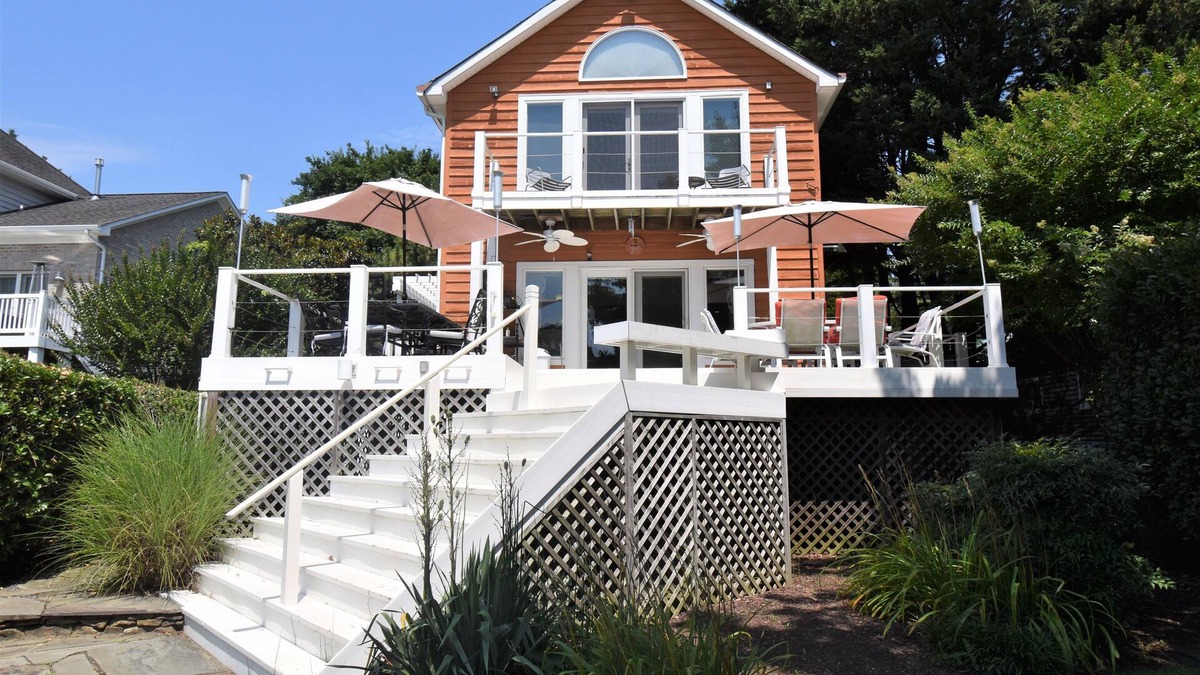 Annapolis House | A most envious location! Home includes a beautiful gourmet kitchen with a dining area and a Guest House with Bedroom and Full Bath!
