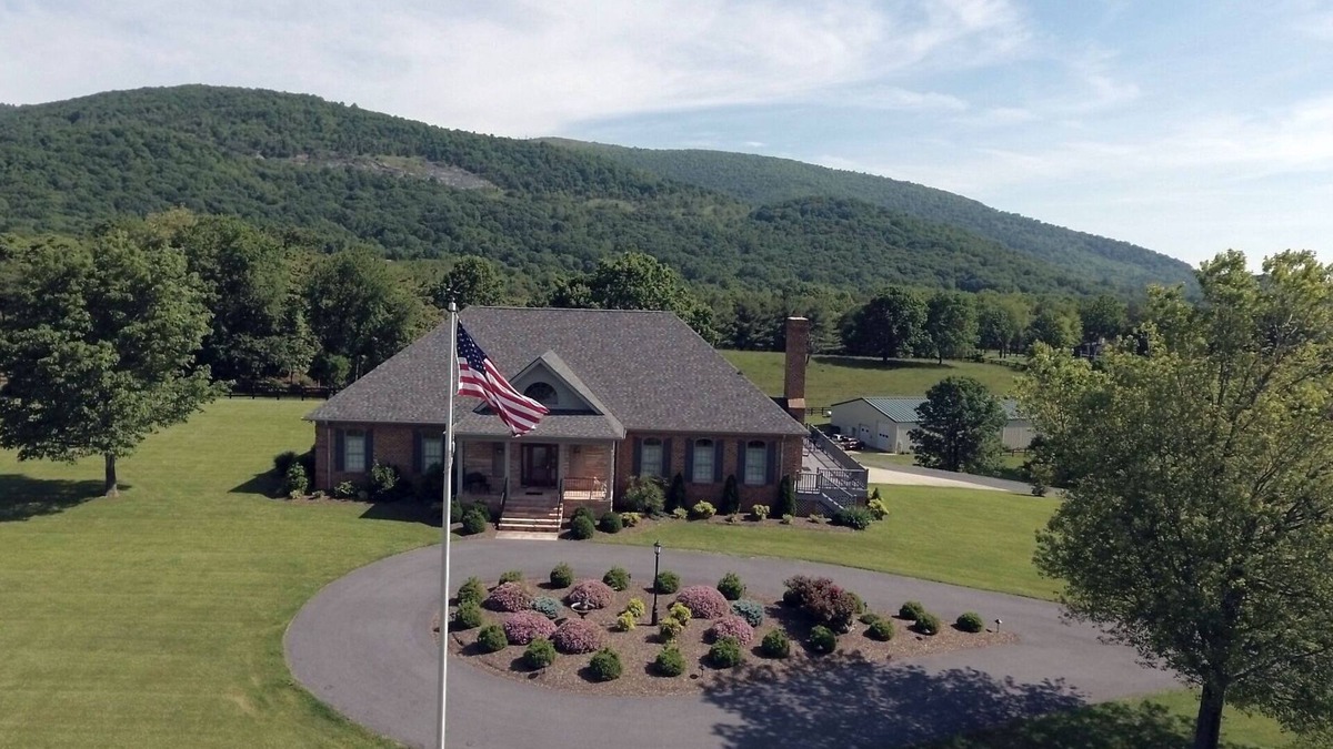 Greenwood House | A Must Stay Estate Located by Numerous Wineries & Breweries in Afton, Va
