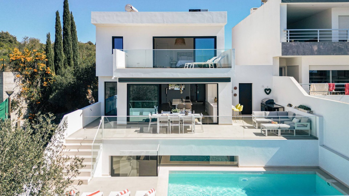 Salema Villa | A New Luxury Vila located in Salema- Sleeps 6/8 - 8 mins walk to the beach