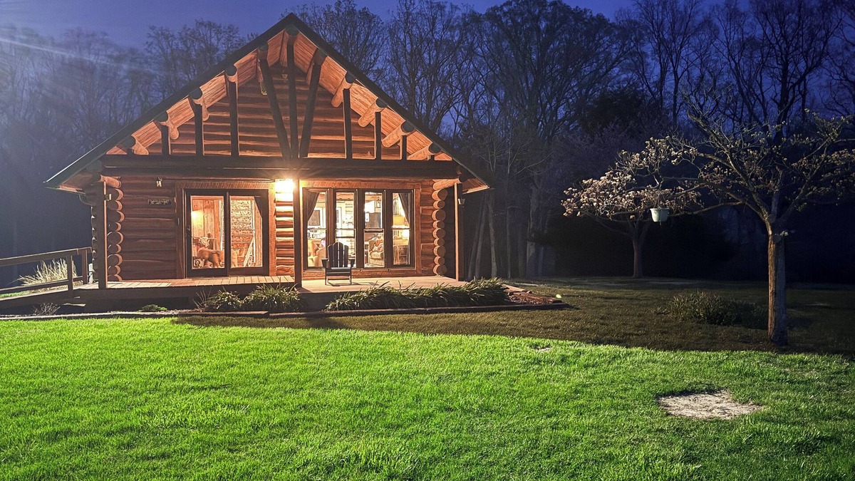 Shelbyville Cabin | A Novel Stay 3bd log cabin with Hot tub in amazing Shelbyville, IL. 3.5 acres.