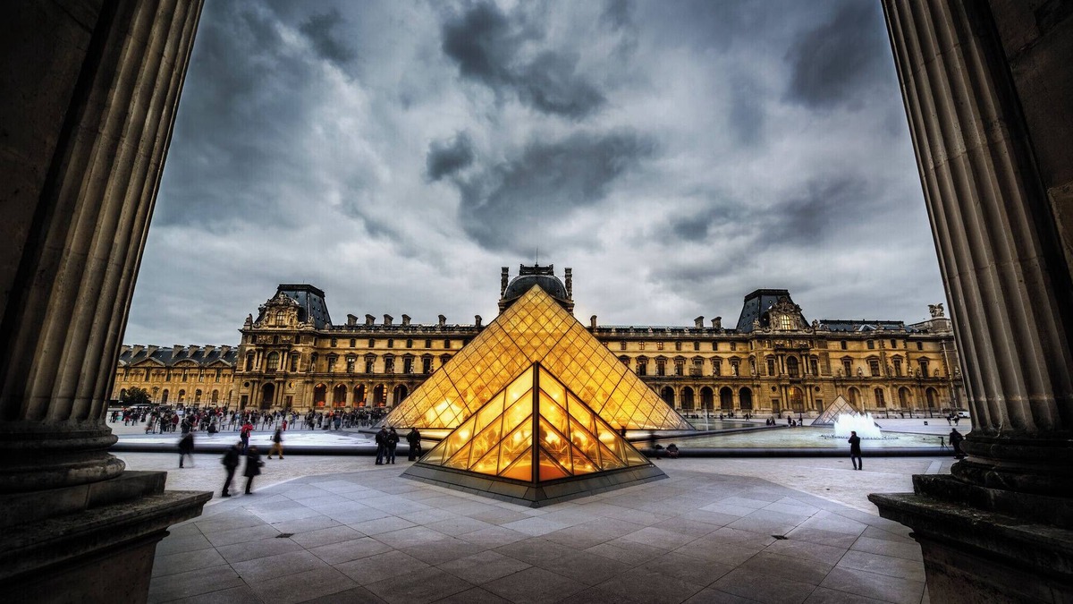 Les Halles Apartment | A PARISIAN CHARM JUST STEPS FROM THE ICONIC LOUVRE MUSEUM AT RUE DE L'ORATOIRE
