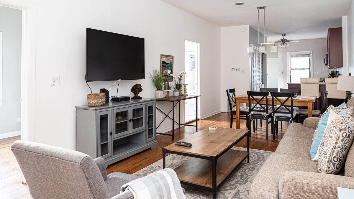 Park West Apartment | A Peaceful 2BR Lincoln Park Coach House - FREE PARKING