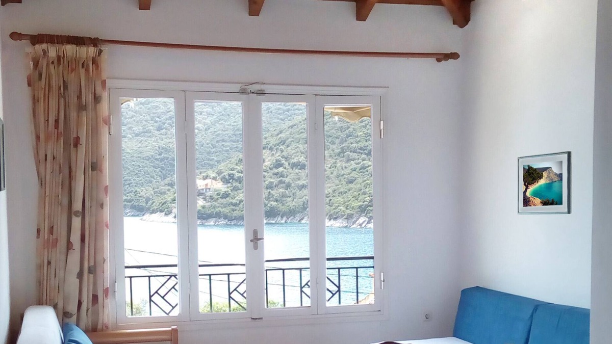 Mikros Gialos Apartment | A penthouse suite in Eptanisa Hotel