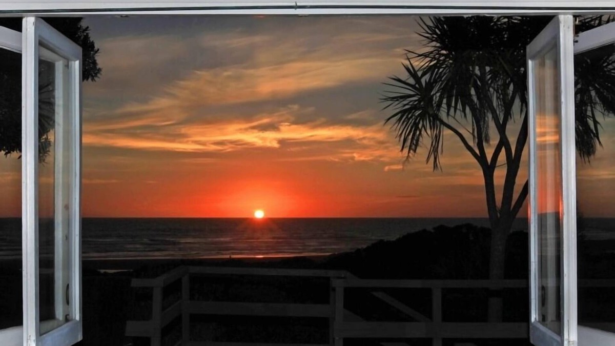 Piha House | A Perfect place in Piha a two minutes walk to the beach from the Bach.