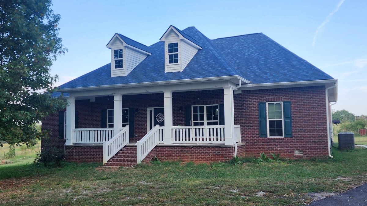Maysville House | A picturesque getaway in a peaceful countryside lake setting.