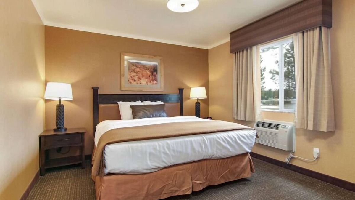 Bryce Canyon Hotel | A Picturesque Retreat in Bryce Canyon! Free Breakfast, Pool, Free Parking!
