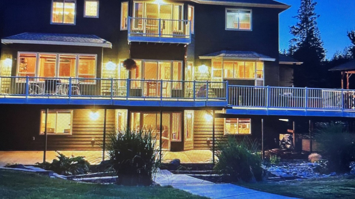 Nine Mile Falls House | A PIECE OF PARADISE: A HOUSE WITH A 20 YARD SALT H2O POOL, HOT TUB ON THE RIVER!