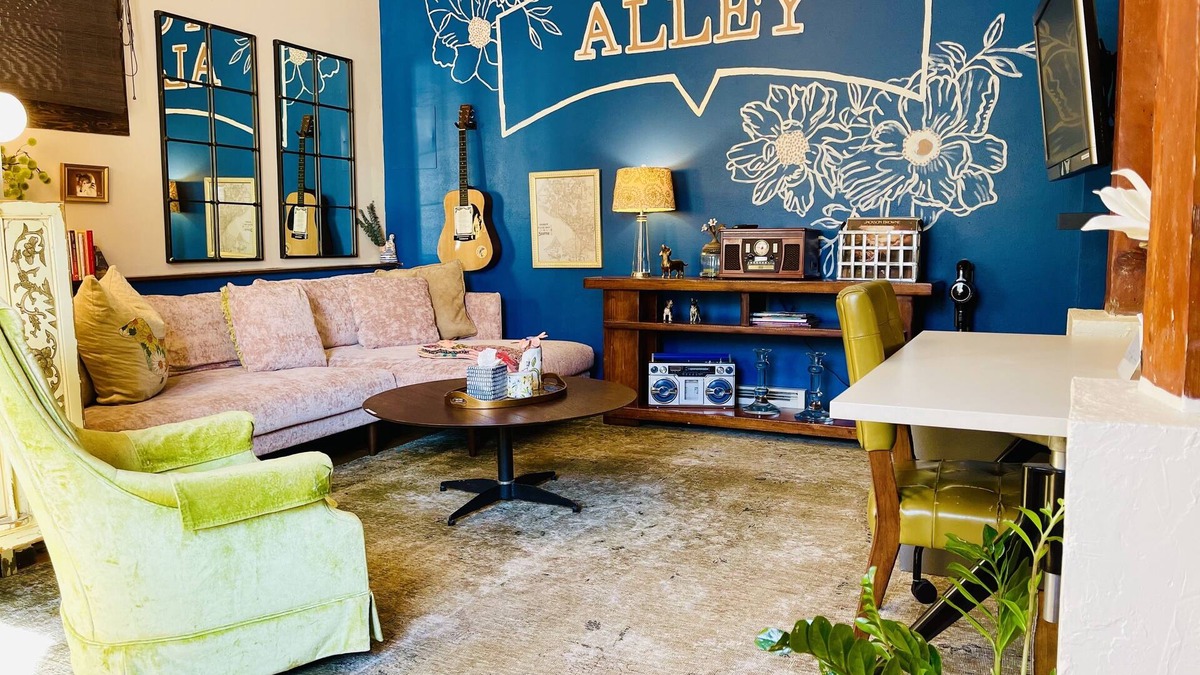 Mid-Beacon Hill Apartment | A PINK DOOR WELCOME near eateries breakfast + parking included