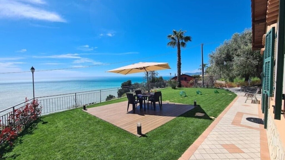 Ventimiglia Villa | A place of peace and privacy, facing the sea and among centuries-old olive trees