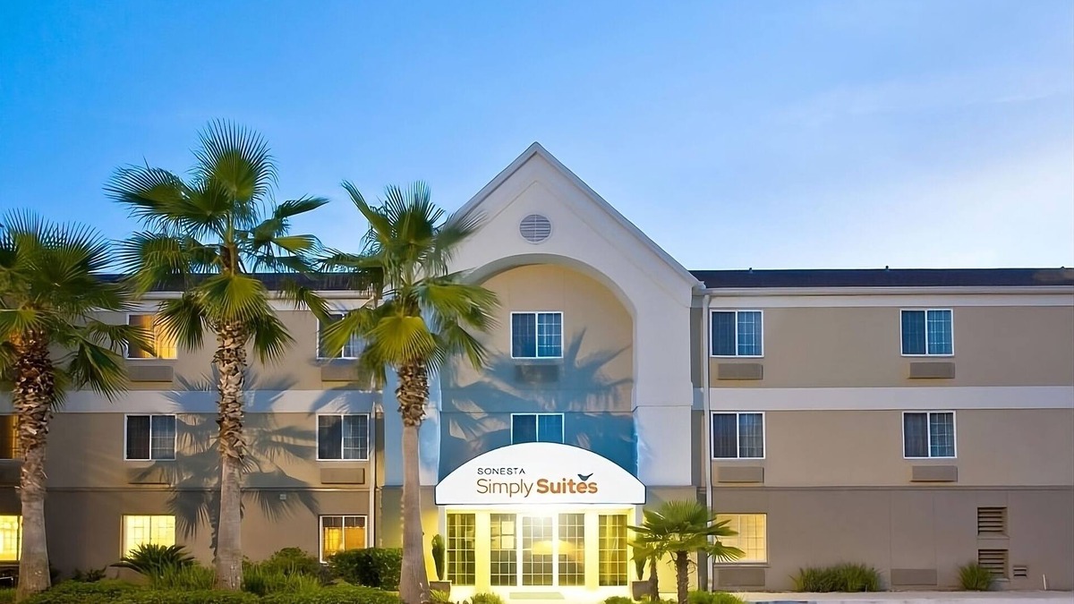 Baymeadows Hotel | A Place You'll Surely Enjoy! 4 Spacious Units, Full Kitchen, Pets Allowed!