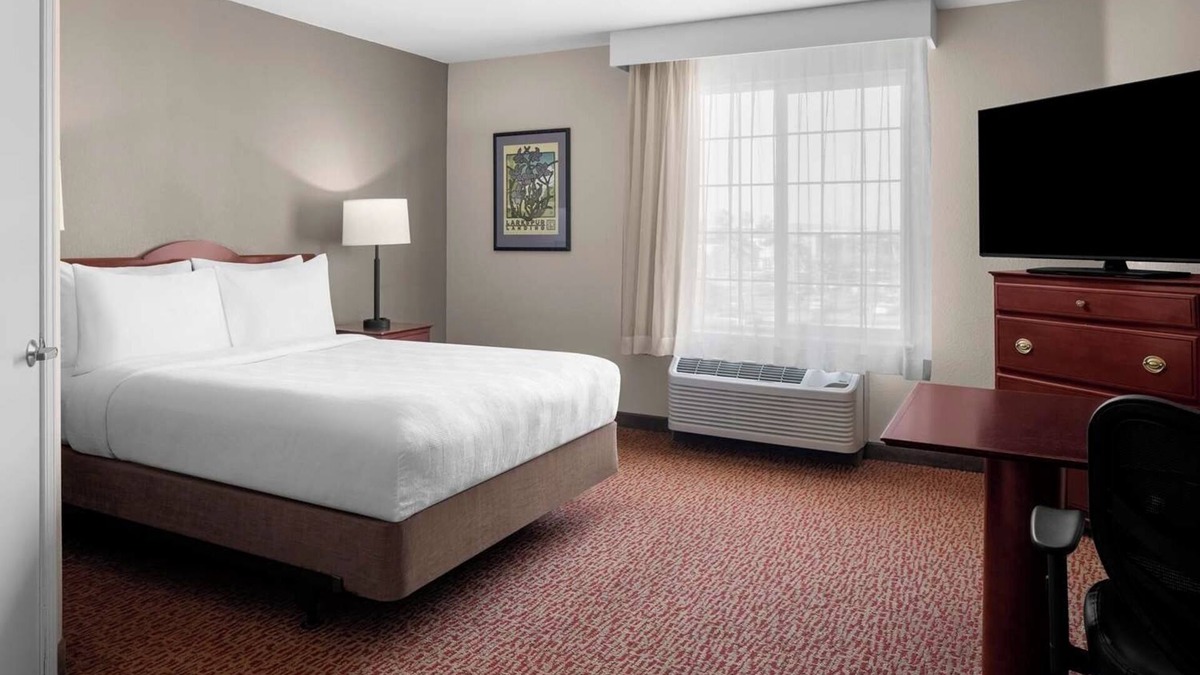 East Lake Hills Hotel | A Place You'll Surely Enjoy! Relaxing Studio Suite w/Complimentary Breakfast!