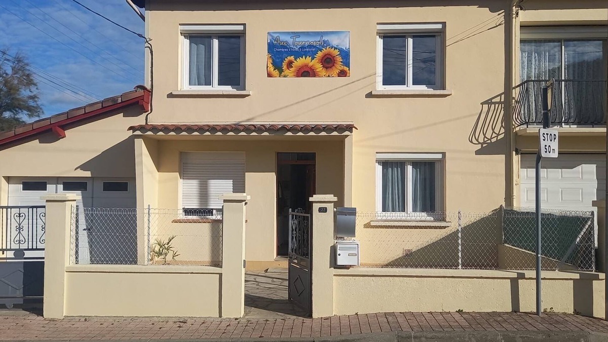 Lavelanet Bed & Breakfast | A pleasant room with shower room, 160cm bed and all comforts included.
