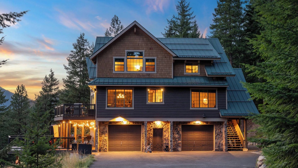 Cle Elum Cabin | A PNW dream! Hot Tub, Views, Firepits, Games, Hiking and Epic Location!