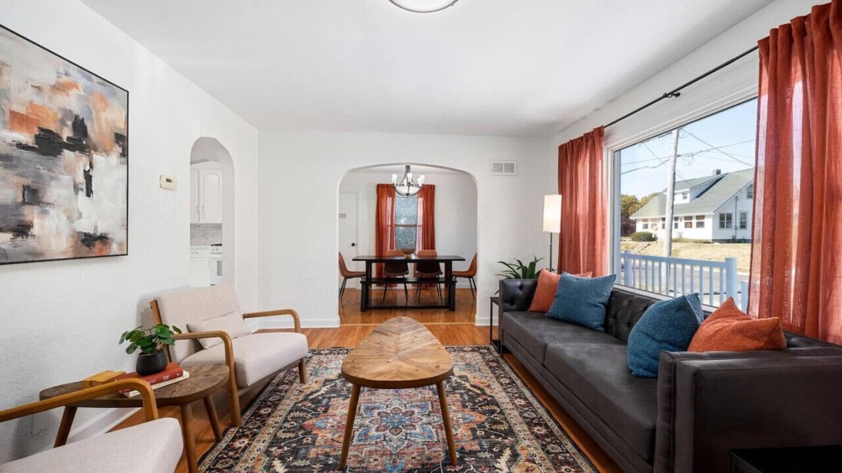 Peoria Heights House | A Pop of Color - 3BD in the Heights w/3 King Beds