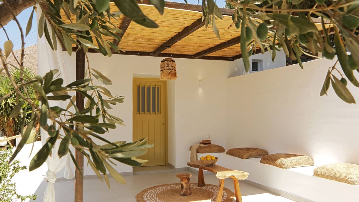 Kini Apartment | A privately owned home adorned in the distinctive, traditional Cycladic style.