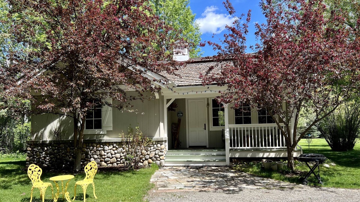 Hailey Cottage | A quaint cottage in the woods. Close to world class ski resort, Sun Valley.