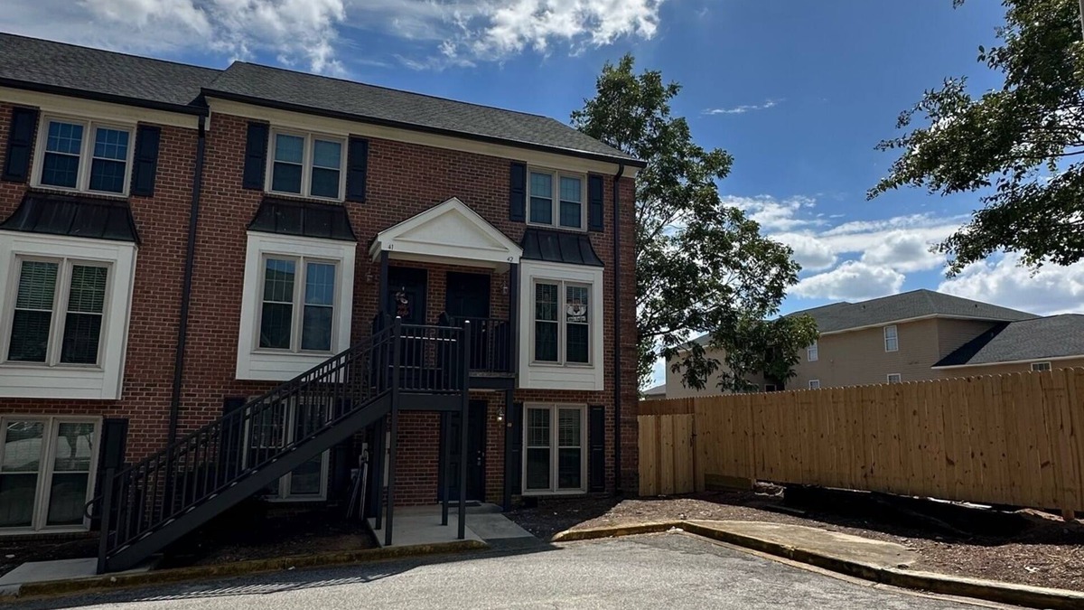 Auburn Condo | A quick 1/2 block from campus perfect location WALK to Football Gamesn