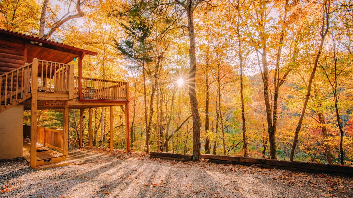 Bryson City Cabin | A Quiet Getaway in a True "Mountain Cabin" with all the Amenities!