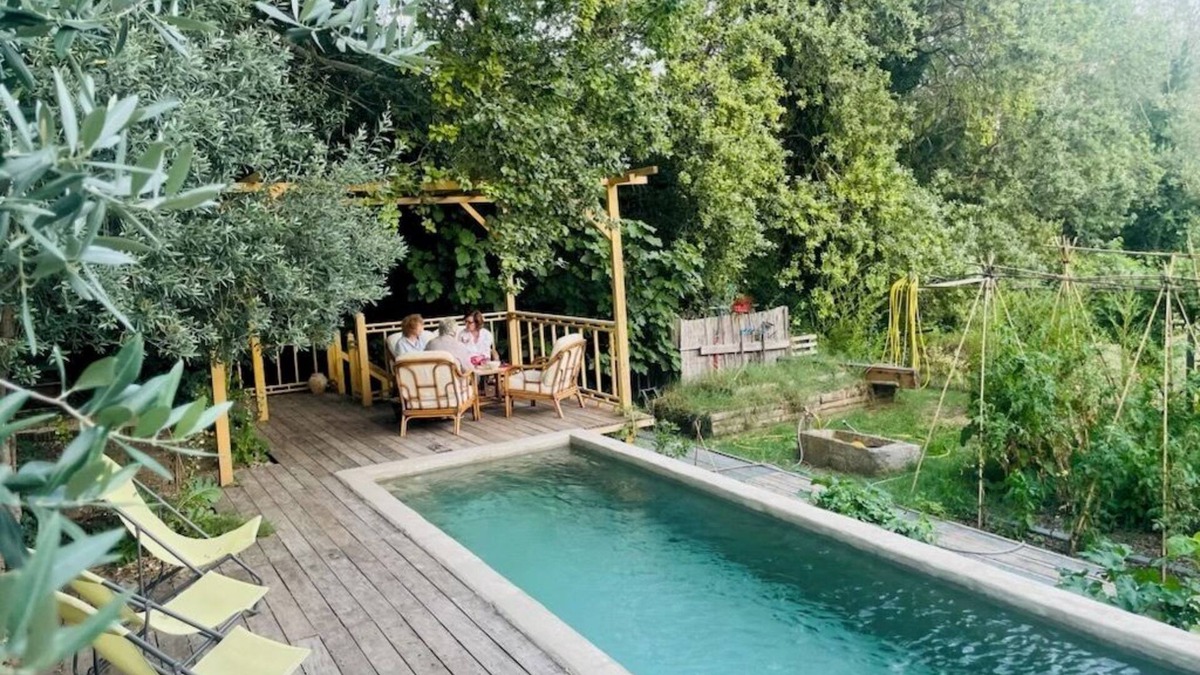 Saint-Etienne-du-Gres Cabin | A quiet natural setting, a comfortable 60M2 apartment with swimming pool & bbq.