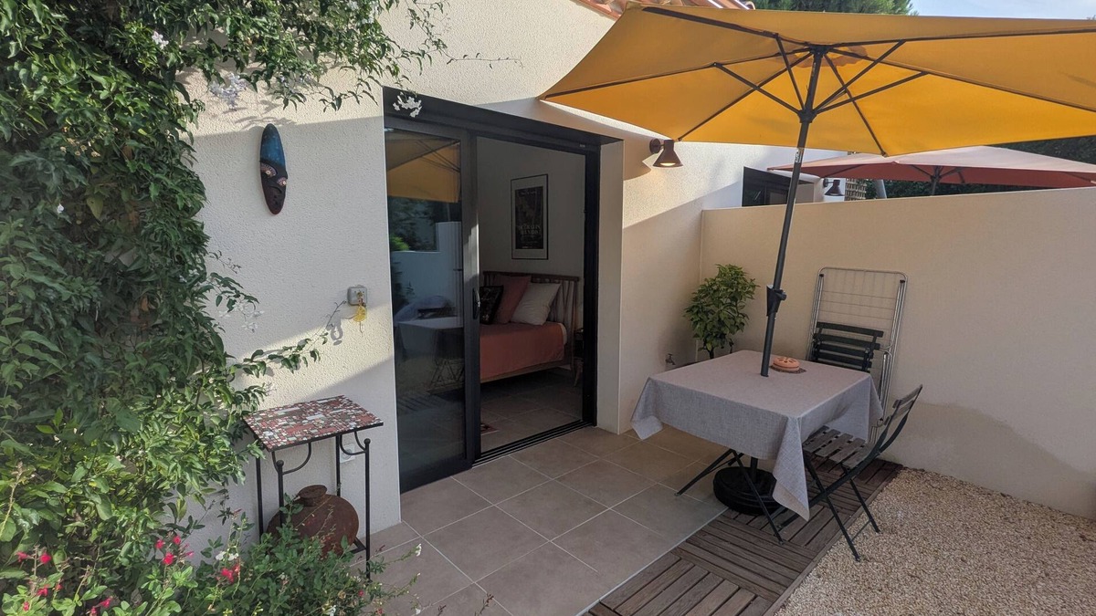 Teyran Apartment | A quiet room with a private courtyard