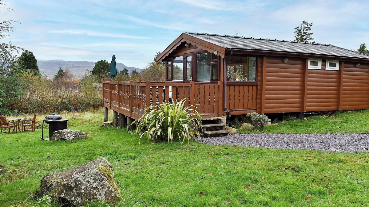 Bronaber Cottage | A quintessential cosy log cabin awaits in a fantastic area.