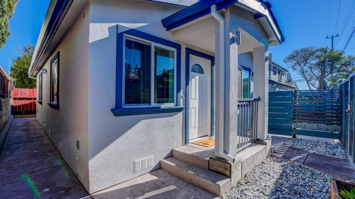 Castro Valley House | A rare minimalist concept in a quiet location with modern amenities.