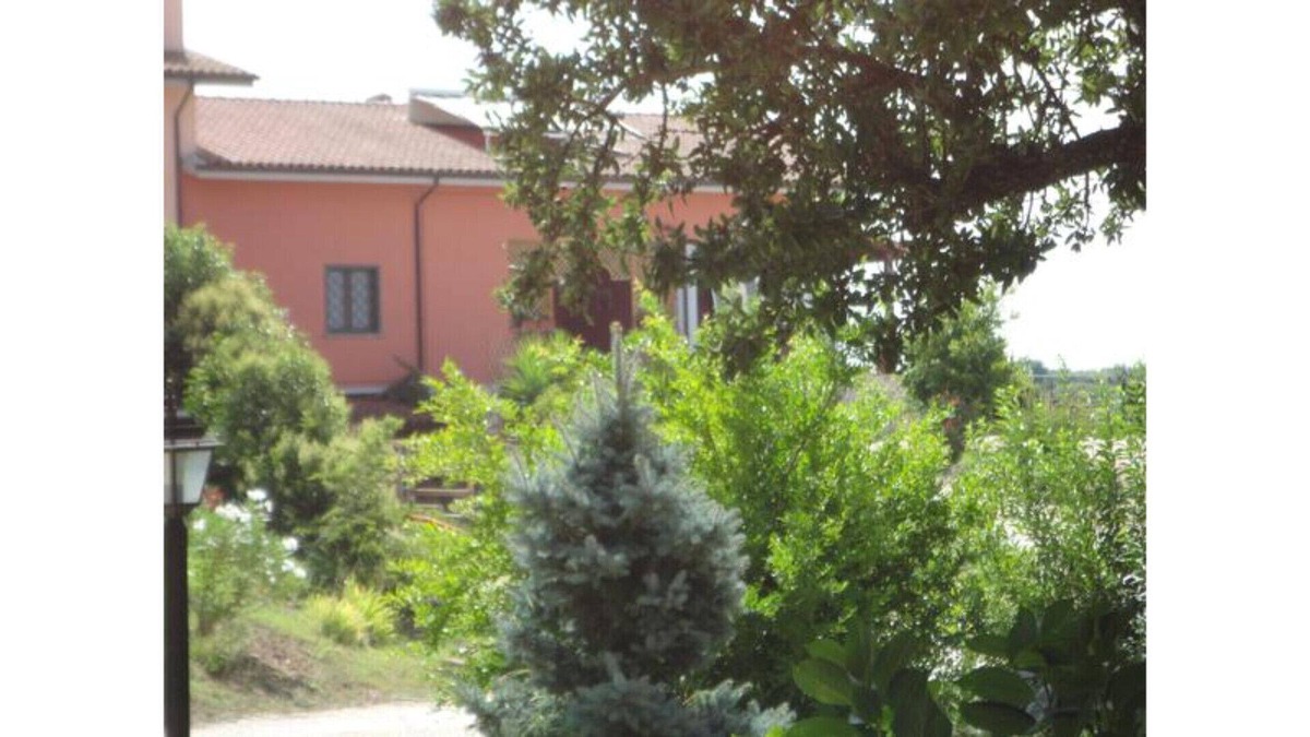 Lake Bracciano Bed & Breakfast | A relaxing holiday in the greenery of a large wooded garden.