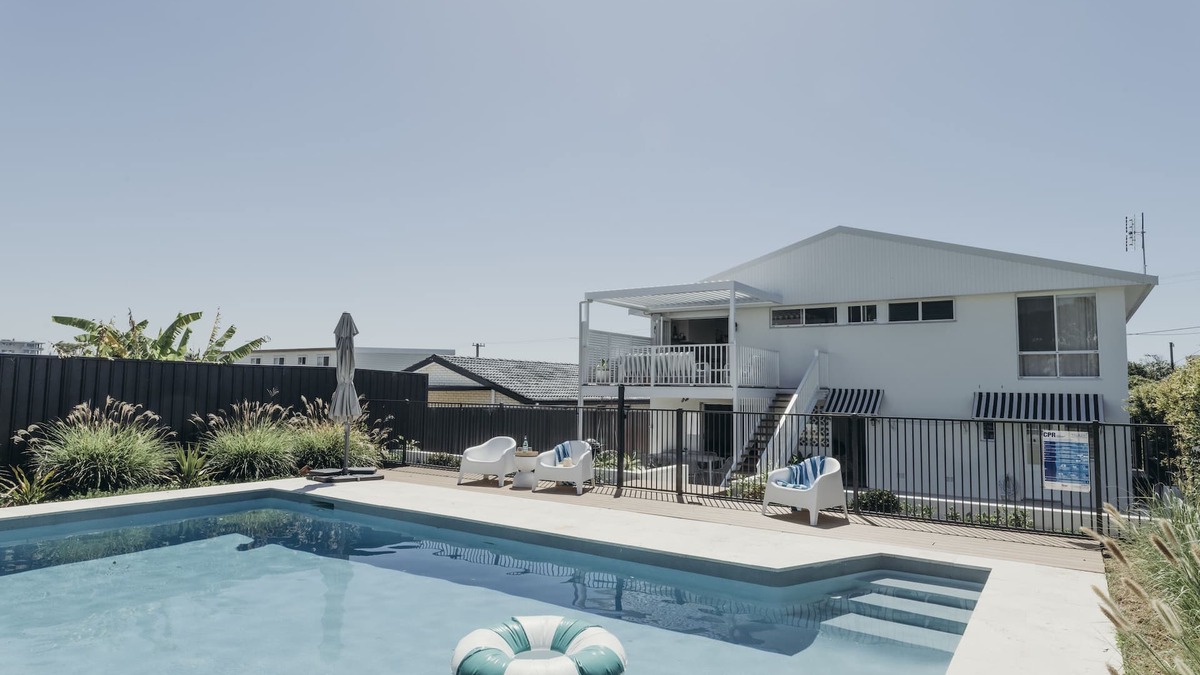 Caves Beach House | A relaxing luxury oasis, family-friendly pool, 5 mins to beach + 1pm checkout!