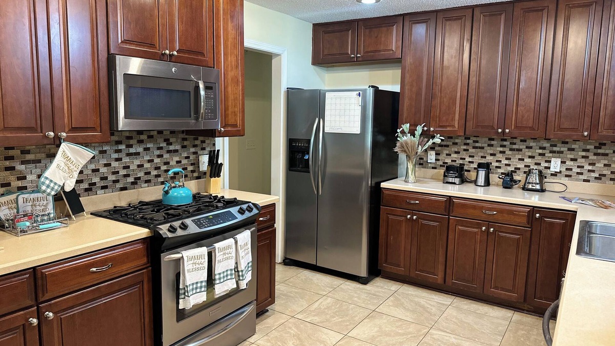 Hinesville House | A Retreat HOME away from home! Family and pet friendly! Near military base!