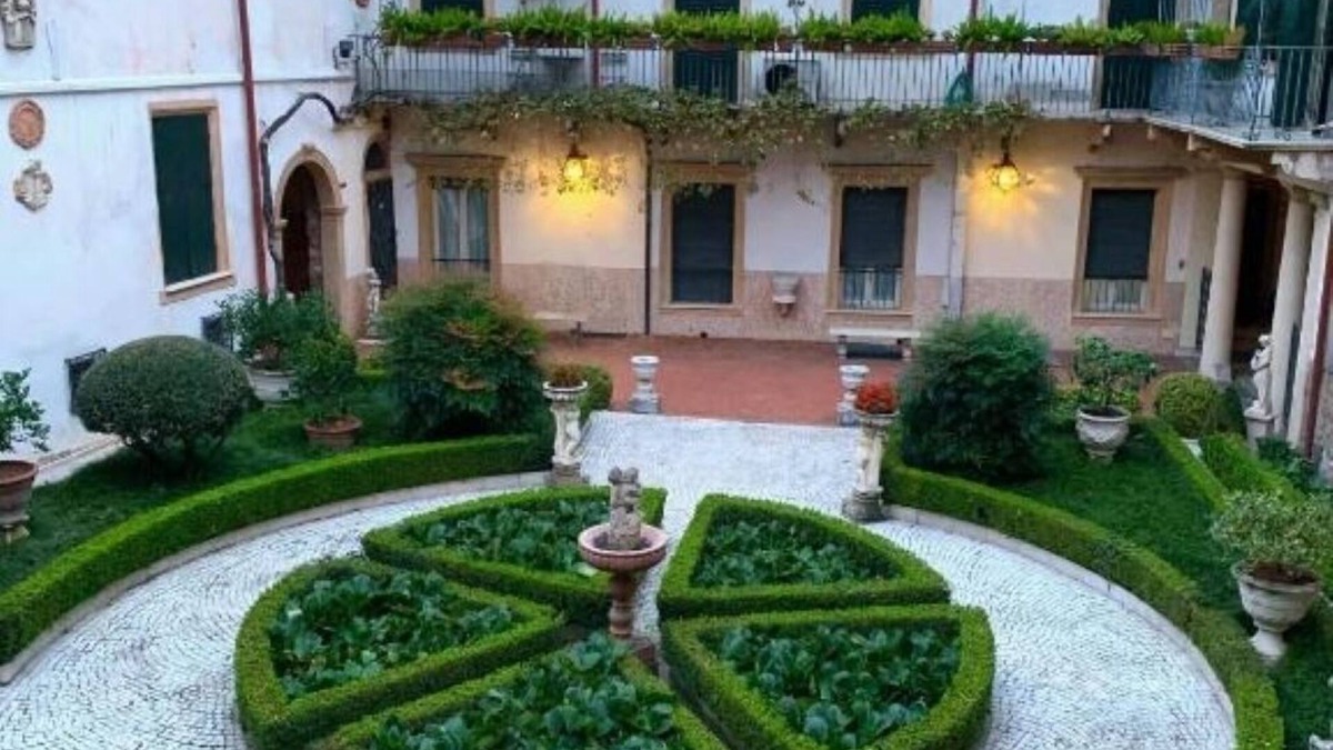 Sud-Est Apartment | A room with a view inside Verona old town, few steps from the Arena!
