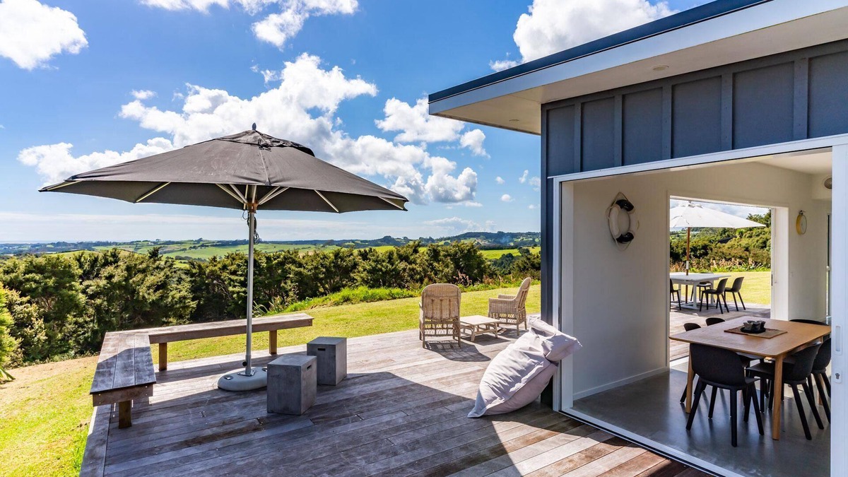 Mangawhai House | A Rural Retreat - Modern sunny holiday home with panoramic views over Mangawhai