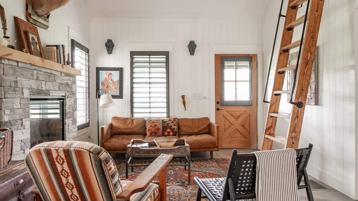 Silver Creek Cottage | A secluded haven on 5,000 acres in NW Georgia, just 45 minutes from Atlanta and Chattanooga, and a quick 10-minute drive to downtown Rome. Explore private trails along the Etowah river, bask in wildlife, and gaze at mesmerizing stars. Your perfect es