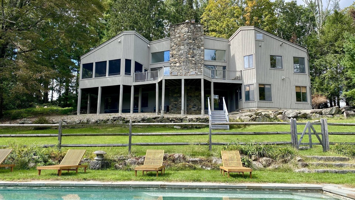 Redding Ridge House | A Secluded Modern Getaway