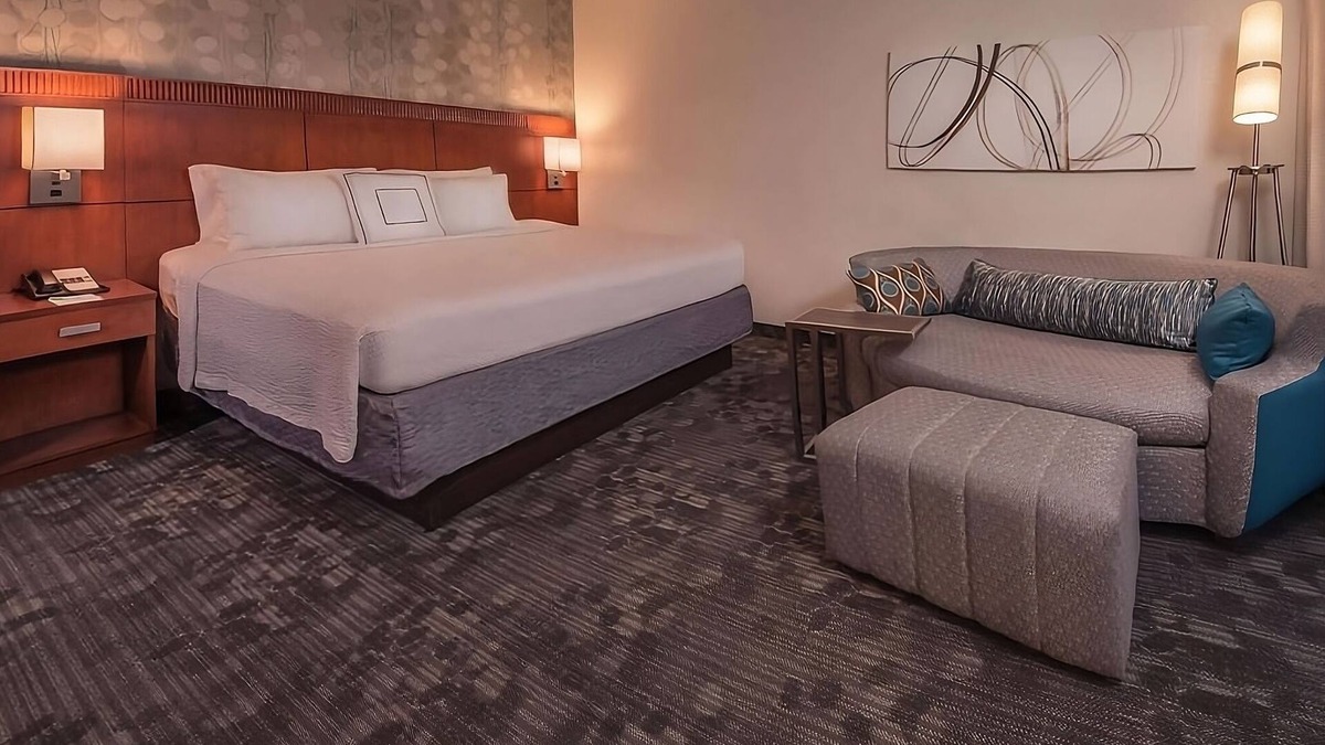 Rosslyn Apartment | A Short Drive to Tomb of the Unknowns! 4 Units w/Parking & Onsite Starbucks!