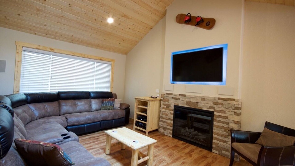 Rancho Bijou House | A Slice of Heaven for your whole family to enjoy. It has an Amazing Game Room :)